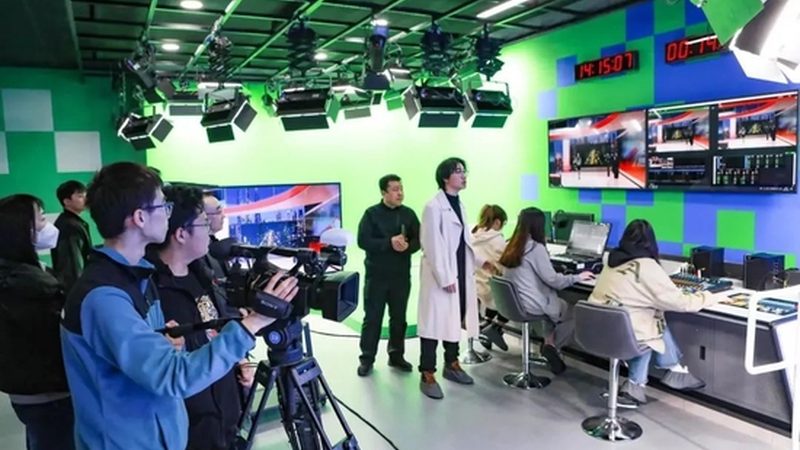 野外纪录片拍摄：镜头材质选择背后的考量**